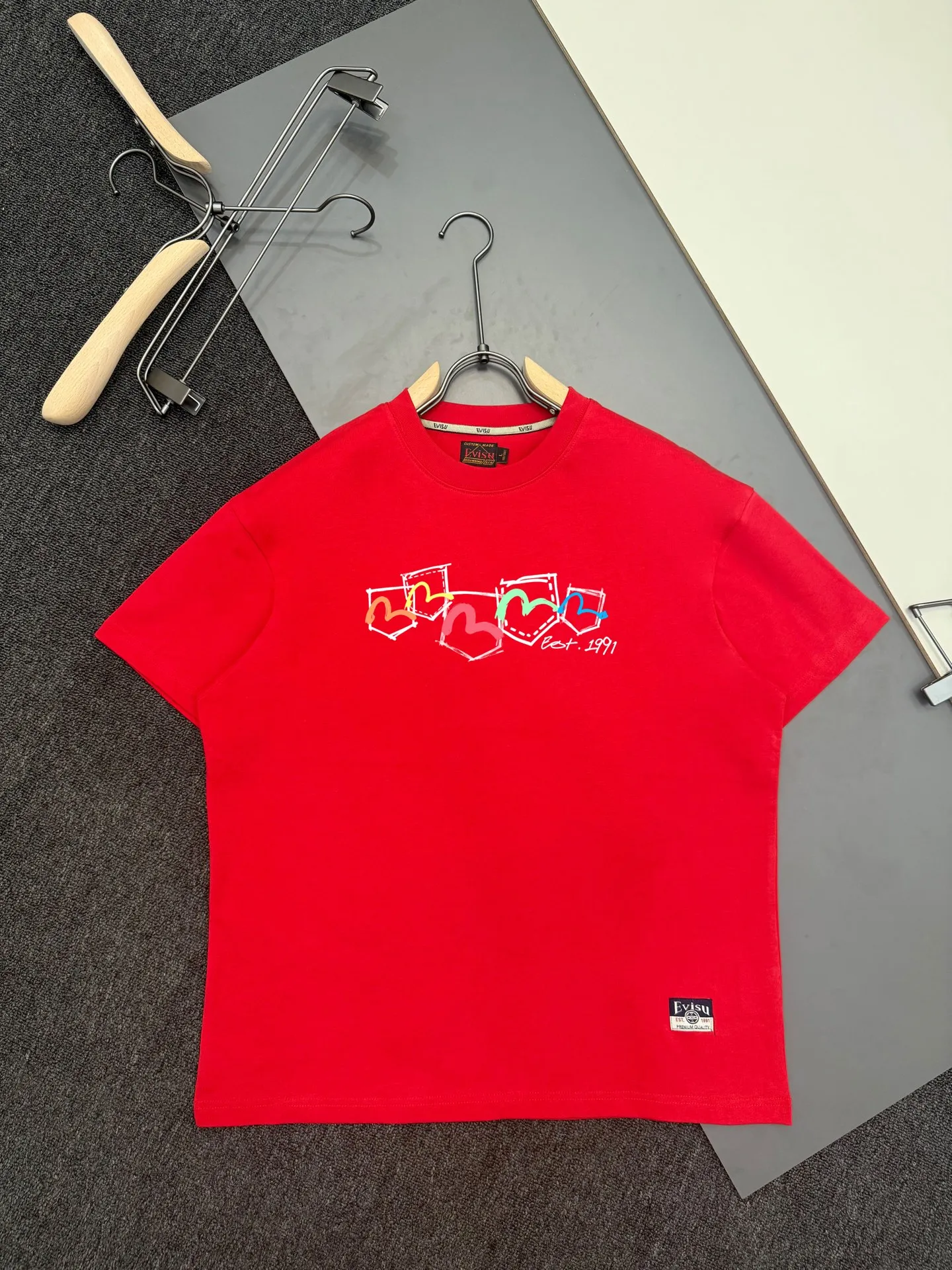 EVISU 2026 New Arrival T Sizes S-XXL ： 5 # # Size S ：69 ：108 ：55 100-120 M ：70 ：110 ：56 120-140 L ：72 ： 114 ：57 140-160 XL ：74 ：118 ：58 165-180 XXL ：76 ：124 ：59.5 180 ： (CM) ， 1-3CM ， !